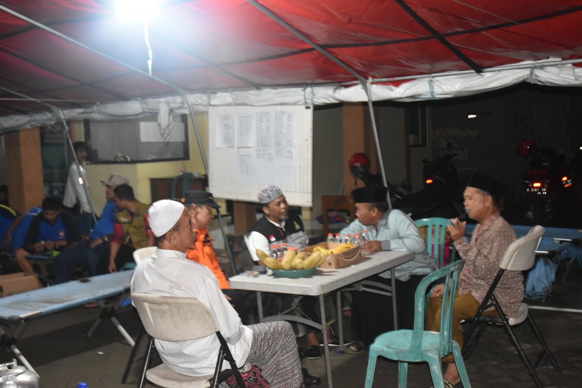 kasatkorwil Banser Jatim Gus Dr.H.M Irsyad Yusuf,SE,MMA serahkan Bantuan bahan Pokok& Uang Tunai kpd NU Peduli di Poslap untuk korban Banjir di Kec Winongan, Rejoso, Grati Kab. Pasuruan Minggu,10 Maret 2024 #BanserTanggapBencana @amrudinnejad_ @Official_Ansor @IrsyadYusuf1