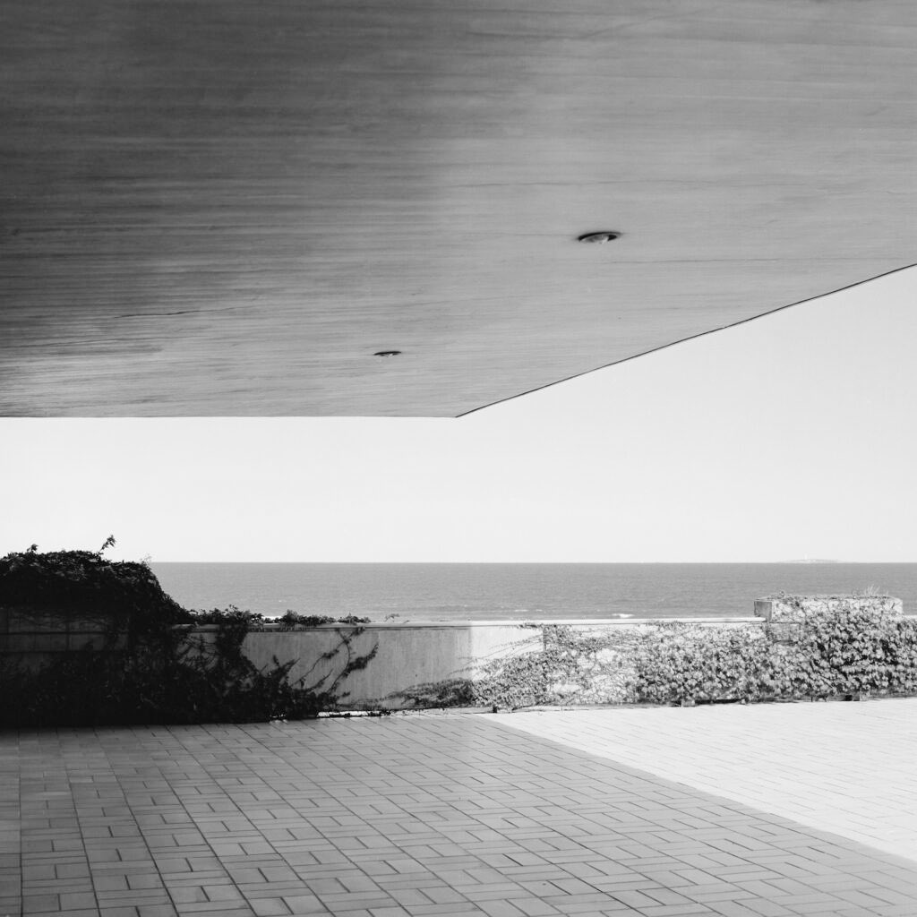 TRES60Blog's tweet image. Casa en Playa Brava, Punta del Este, Uruguay. Proyectada y construida en 1982 por el arquitecto argentino Ricardo Gomara.

Fotos de Leandro Villalba.

#PlayaBravaHouse #RicardoGomara #modernarchitecture #formamoderna
