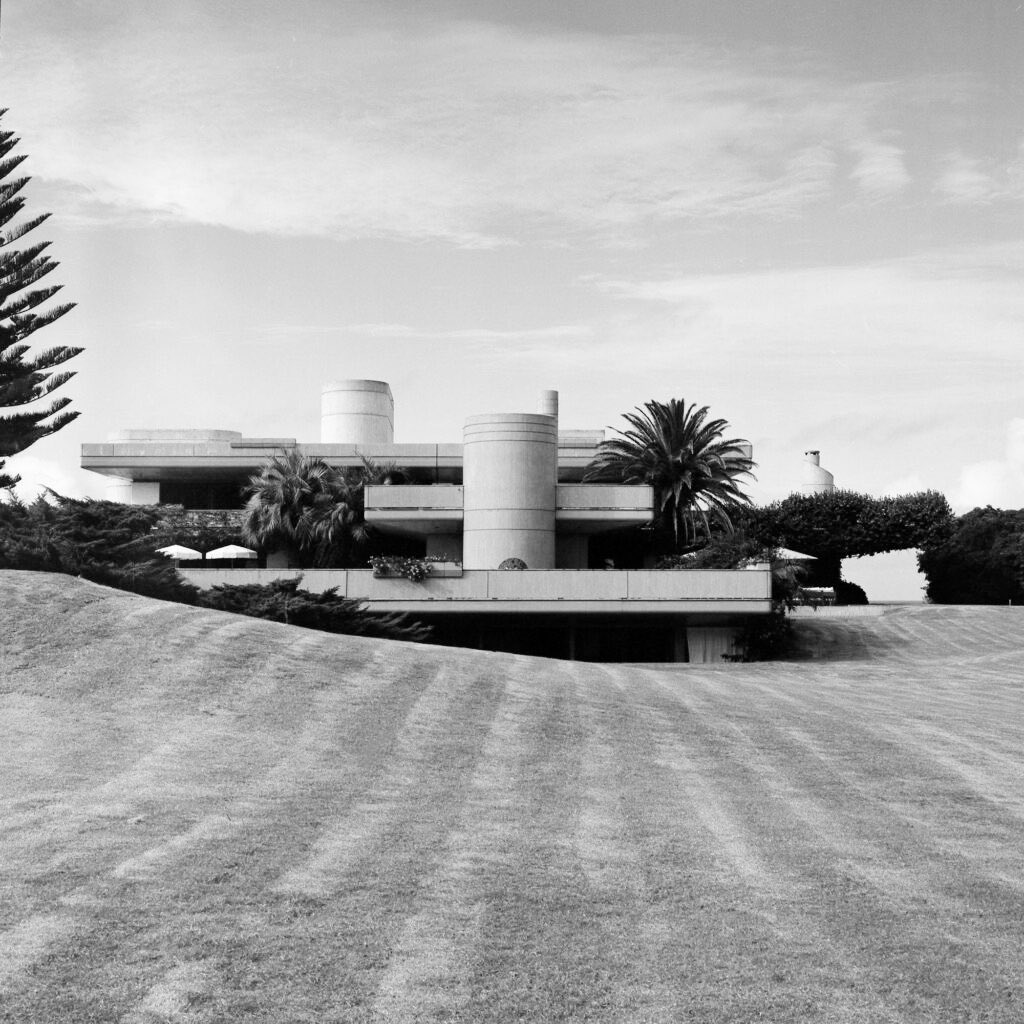 TRES60Blog's tweet image. Casa en Playa Brava, Punta del Este, Uruguay. Proyectada y construida en 1982 por el arquitecto argentino Ricardo Gomara.

Fotos de Leandro Villalba.

#PlayaBravaHouse #RicardoGomara #modernarchitecture #formamoderna