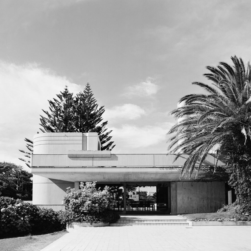 TRES60Blog's tweet image. Casa en Playa Brava, Punta del Este, Uruguay. Proyectada y construida en 1982 por el arquitecto argentino Ricardo Gomara.

Fotos de Leandro Villalba.

#PlayaBravaHouse #RicardoGomara #modernarchitecture #formamoderna