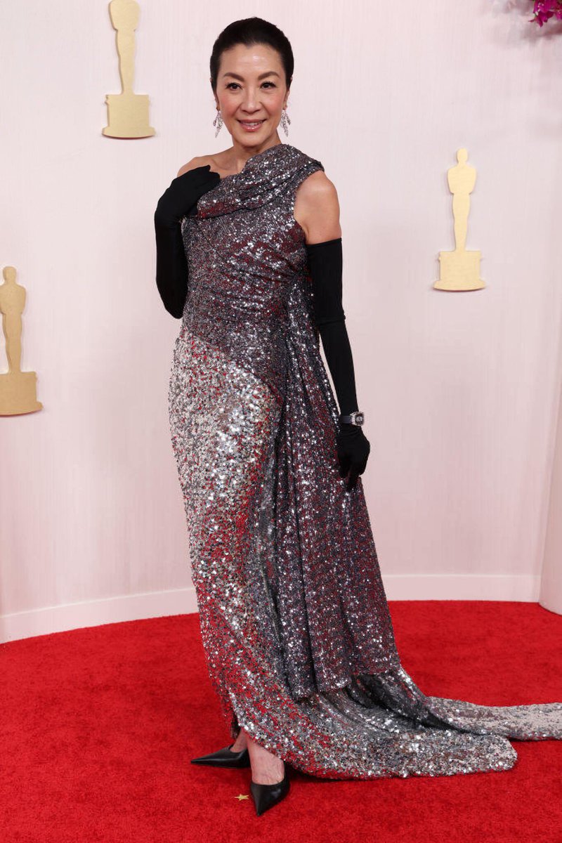 LaModeUnknown's tweet photo. Michelle Yeoh in a ✨Balenciaga✨ gown at the Oscar’s vs the reflection on the way 🪩 https://t.co/lLYTQOWIJk