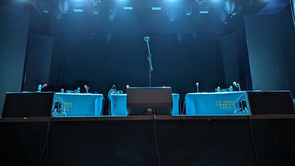 IdleVolcano's tweet photo. Front and centre for @ISIHAClue at the @dlwp tonight. Jaw-achingly funny wonderfully ringmastered by the great #JackDee. You couldn't find four finer comedians so those that were there did a brilliant job. Superb entertainment. #finevenueforrecording https://t.co/MMEJY6Oko2