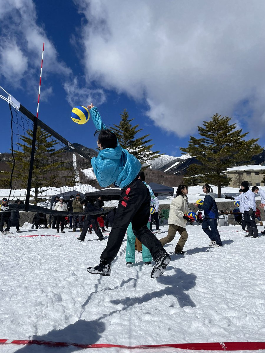 SnowvolleyJapan's tweet photo. 山梨県初🗻
3月10日（日） 山梨県北杜市にあるサンメドウズ清里スキー場駐車場特設コートにてスノーバレーボール体験会が開催されました❄️⛄️🏐午前中は小・中学生、午後は高校生以上。たくさんの方の参加、ありがとうございました❄️⛄️🏐
#シーエルピー株式会社
#株式会社サンキョウテクノスタッフ https://t.co/rRC01kQ8nr