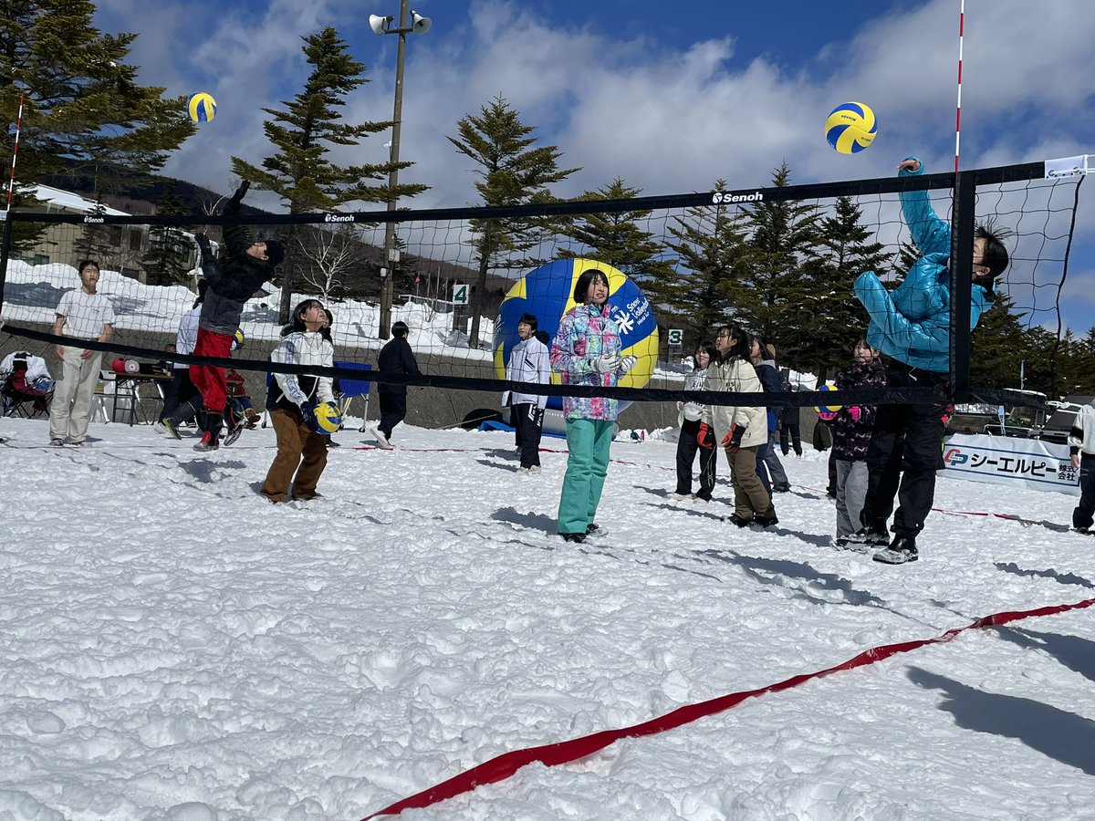 SnowvolleyJapan's tweet photo. 山梨県初🗻
3月10日（日） 山梨県北杜市にあるサンメドウズ清里スキー場駐車場特設コートにてスノーバレーボール体験会が開催されました❄️⛄️🏐午前中は小・中学生、午後は高校生以上。たくさんの方の参加、ありがとうございました❄️⛄️🏐
#シーエルピー株式会社
#株式会社サンキョウテクノスタッフ https://t.co/rRC01kQ8nr