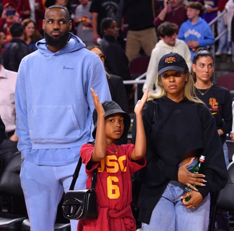 They said Savannah got bron in the dog house 😭😭😭😭