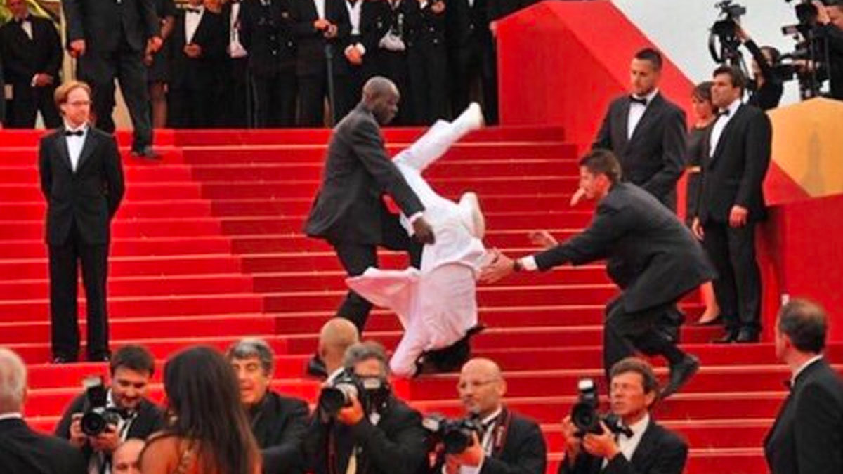 cowsgomoo212's tweet photo. BREAKING: Jason Derulo has fallen down the stairs at the 96th Academy Awards #Oscars https://t.co/lGqMT3jzK9