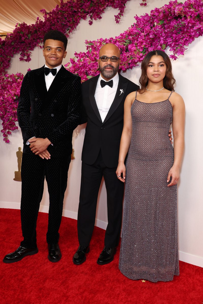 Jeffrey Wright and his beautiful children , Elijah and Juno, on the #Oscars red carpet! ❤️ 

📷  Getty