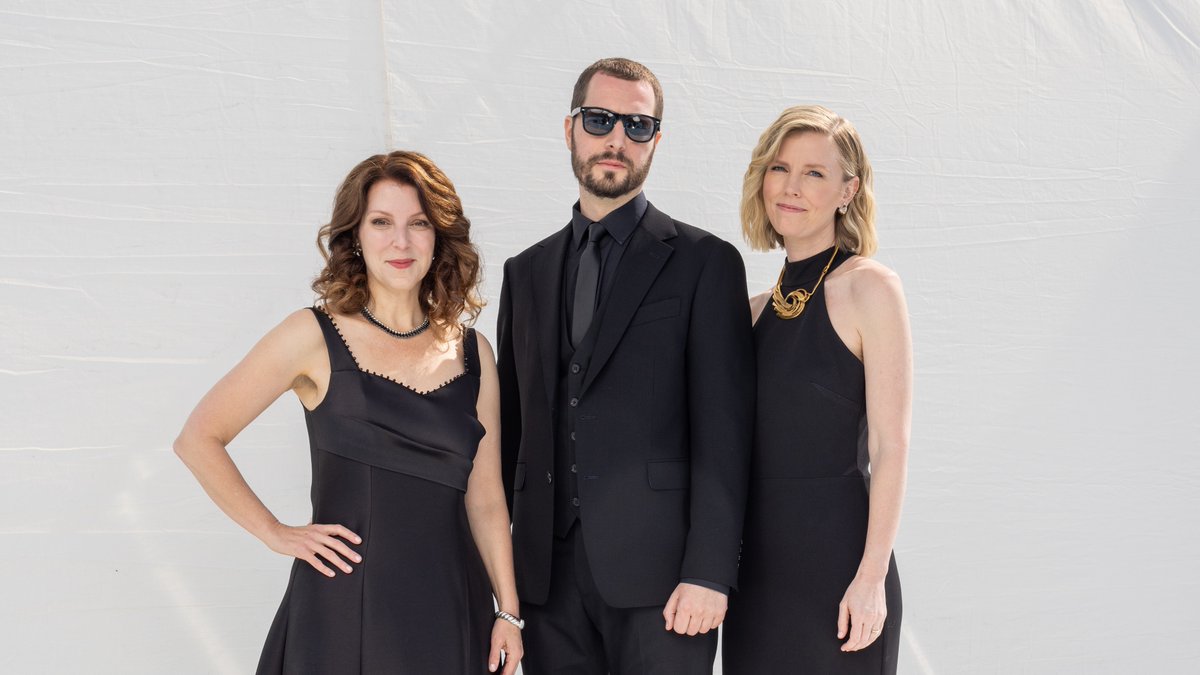 The 96th #AcademyAwards ceremony begins now. This is a special day that would not have been possible without the dedication and skill of many people who helped make, distribute, and promote our film. Thank you for being part of the #20DaysInMariupol team.
📷: Stephanie Mathis