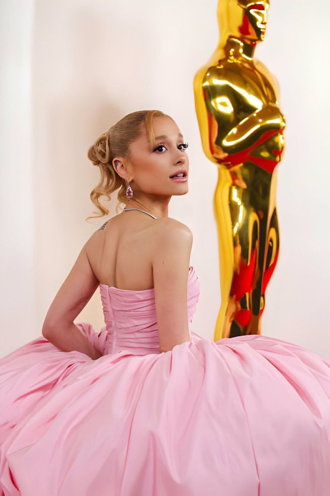AGrandeSP's tweet photo. Ariana Grande en los #Oscars https://t.co/l22ccYFPMi