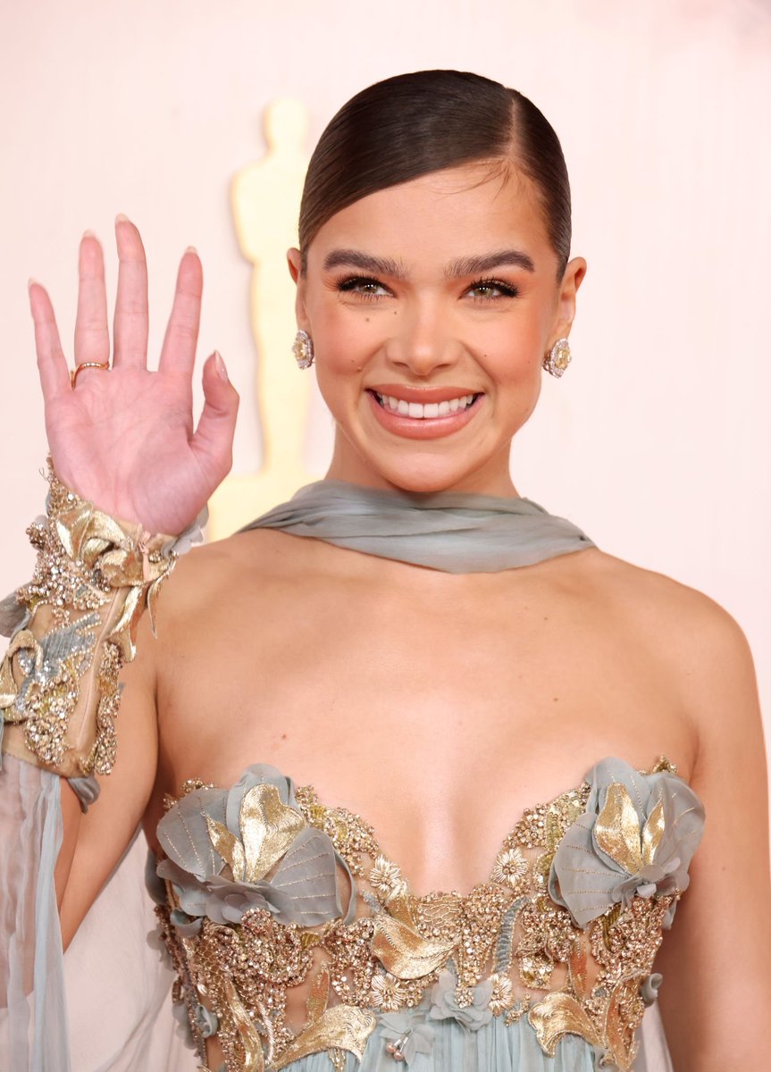 HSteinfeldFr's tweet photo. #EVENT ▪️▫️ 𝟷𝟶/𝟶𝟹/𝟸𝟺 ▫️▪️ @HaileeSteinfeld était présente aux Academy Awards à Los Angeles. https://t.co/VhwuJT5q1w