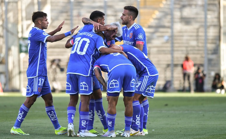 chilevision's tweet photo. 🔴 La U logra un triunfo histórico ante Colo Colo y pone fin a la maldición del Monumental

👉 https://t.co/ZhbNxlMjG1 https://t.co/dyzLxG06mg