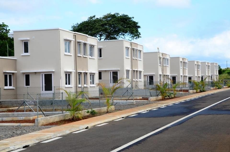 edithbrou's tweet photo. MAISON À ACQUÉRIR EN PAYANT 21 MILLES FCFA PAR MOIS*
Ces unités de logement construites dans des blocs d’appartement en hauteur sont d’une superficie approximative compris entre 60  et 75 m² en fonction de la topographie et des conditions du sol. C'est à l'île Maurice, le seul et premier pays totalement émergent d'Afrique. Derrière ce succès en matière de politique sociale il y a un géant.
Les gouvernements indien et mauricien ont signé un accord pour que l’Inde soutienne Maurice dans la construction de logements sociaux. Il a évoqué un coût total de 45 millions USD pour ce partenariat. Ces projets ont par la suite été rendu possible grâce à un don de 20 millions USD et une ligne de crédit de 25 millions USD.
Dans le deal, l'Inde apporte son ingénierie financière en matière de lutte contre la pauvreté. Les experts de ce pays, ont développé depuis une trentaine d'années, un large éventail de solutions et montages financiers, les uns plus astucieux que les autres, rendant la société plus équitable qu'il y a 50 ans. C'est l'Inde par exemple qui a inventé le micro crédit.
À Maurice c'est l'un de ces montages financiers basé sur des prélèvements indolores réalisés sur des denrées d'exportation, les services bancaires et financiers, qui finance en partie ce programme de logements sociaux largement subventionné. Une recette depuis longtemps appliquée en Inde.
Et dans le cadre du projet de construction de 12 000 unités de logements sociaux en 2022, un nième, les bénéficiaires ne paieront ainsi environ que 700 000 Rs, soit 9000.000 FCFA ( neuf millions FCFA) pour acquérir un logement, remboursable sur une période de 35 ans.
Ce programme social est possible grâce à cette ingénierie financière mis en place par la coopération indienne. Pour rappel l'intelligentsia indienne occupe aujourd'hui dans le monde la plupart des postes de PDG des plus grands groupes.
La Côte d’Ivoire et l'Afrique francophone en général gagneraient à plus de coopération avec l'Inde, grande puissance économique experte en matière de programme sociaux. En fait ces logements à 21 milles FCA par mois sur 35 ans, donc sans pression, c'est quasiment de la location vente moins cher qu'une baraque " sicobois " à Yopougon quartier precaire de Yahocehi.
* Pour être éligible à l’obtention d’un logement social les demandeurs doivent répondre à certains critères sociaux basiques comme par exemple le niveau de salaire, le nombre d'enfants à charge etc.

Texte et photos publiés par Jean Christian Konan / Analysis blog