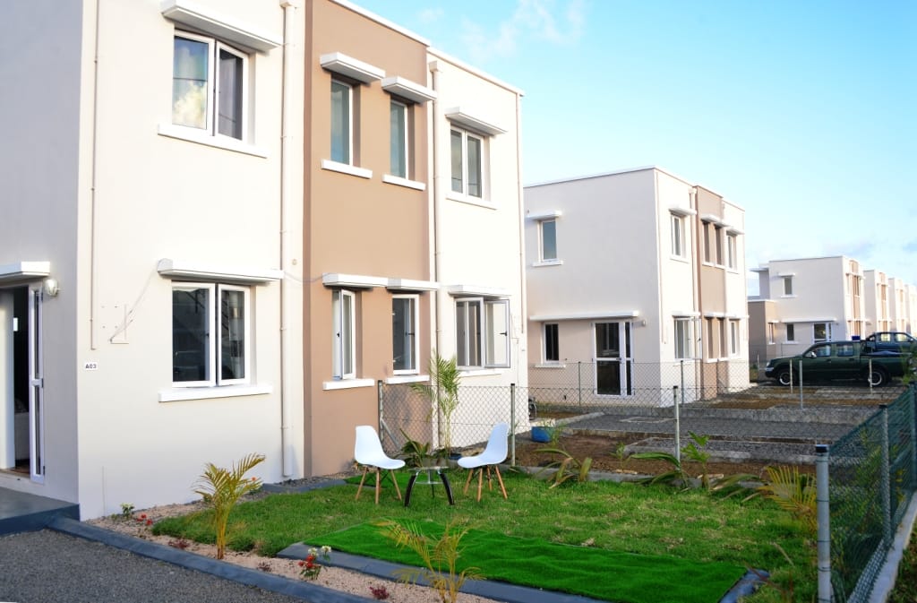 edithbrou's tweet photo. MAISON À ACQUÉRIR EN PAYANT 21 MILLES FCFA PAR MOIS*
Ces unités de logement construites dans des blocs d’appartement en hauteur sont d’une superficie approximative compris entre 60  et 75 m² en fonction de la topographie et des conditions du sol. C'est à l'île Maurice, le seul et premier pays totalement émergent d'Afrique. Derrière ce succès en matière de politique sociale il y a un géant.
Les gouvernements indien et mauricien ont signé un accord pour que l’Inde soutienne Maurice dans la construction de logements sociaux. Il a évoqué un coût total de 45 millions USD pour ce partenariat. Ces projets ont par la suite été rendu possible grâce à un don de 20 millions USD et une ligne de crédit de 25 millions USD.
Dans le deal, l'Inde apporte son ingénierie financière en matière de lutte contre la pauvreté. Les experts de ce pays, ont développé depuis une trentaine d'années, un large éventail de solutions et montages financiers, les uns plus astucieux que les autres, rendant la société plus équitable qu'il y a 50 ans. C'est l'Inde par exemple qui a inventé le micro crédit.
À Maurice c'est l'un de ces montages financiers basé sur des prélèvements indolores réalisés sur des denrées d'exportation, les services bancaires et financiers, qui finance en partie ce programme de logements sociaux largement subventionné. Une recette depuis longtemps appliquée en Inde.
Et dans le cadre du projet de construction de 12 000 unités de logements sociaux en 2022, un nième, les bénéficiaires ne paieront ainsi environ que 700 000 Rs, soit 9000.000 FCFA ( neuf millions FCFA) pour acquérir un logement, remboursable sur une période de 35 ans.
Ce programme social est possible grâce à cette ingénierie financière mis en place par la coopération indienne. Pour rappel l'intelligentsia indienne occupe aujourd'hui dans le monde la plupart des postes de PDG des plus grands groupes.
La Côte d’Ivoire et l'Afrique francophone en général gagneraient à plus de coopération avec l'Inde, grande puissance économique experte en matière de programme sociaux. En fait ces logements à 21 milles FCA par mois sur 35 ans, donc sans pression, c'est quasiment de la location vente moins cher qu'une baraque " sicobois " à Yopougon quartier precaire de Yahocehi.
* Pour être éligible à l’obtention d’un logement social les demandeurs doivent répondre à certains critères sociaux basiques comme par exemple le niveau de salaire, le nombre d'enfants à charge etc.

Texte et photos publiés par Jean Christian Konan / Analysis blog