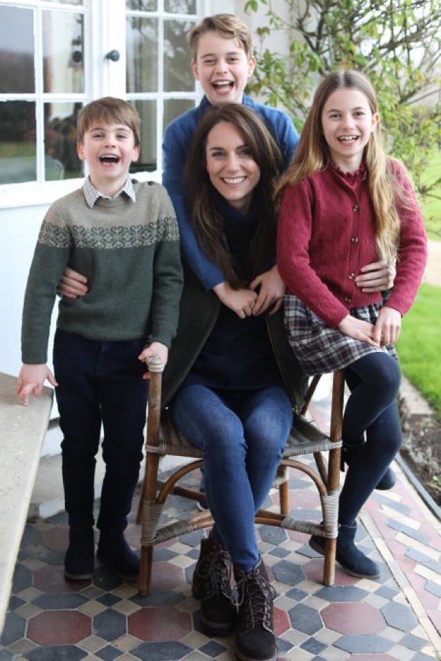 Grandes agencias como Reuters, AP, Getty y AFP retiran la foto de Kate Middleton publicada por Kensington Palace al considerar que ha sido “manipulada digitalmente”. Si en palacio trataban de tranquilizar y acallar rumores no saben lo que acaban de provocar ahora #escenografia