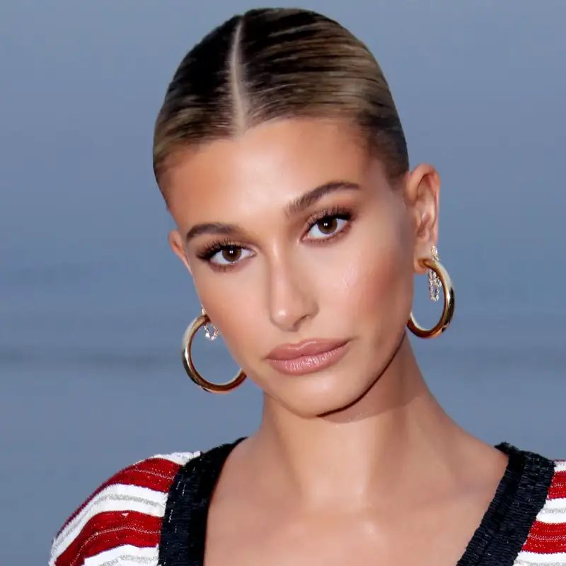 BuzzingPop's tweet photo. Jimmy Kimmel name-dropped Hailey Bieber during his #Oscars monologue:

“Heavily botoxed, Hailey Bieber smoothie drinking, diabetes prescription abusing, gluten sensitive nepo babies with perpetually shivering chihuahuas…” https://t.co/g2dt31KR9x