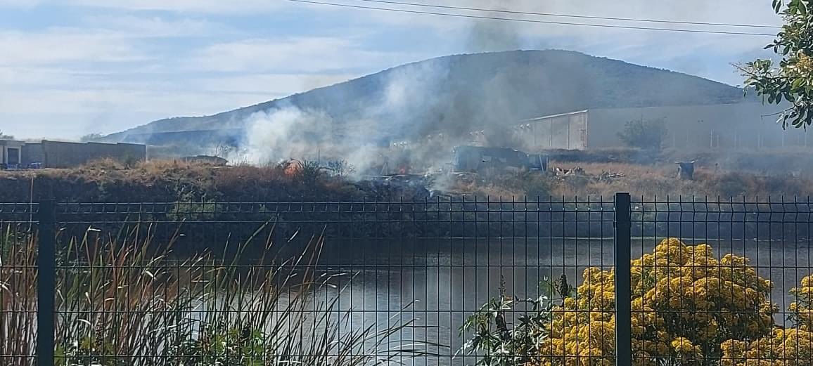 Aimee_Sheeran's tweet photo. @Trafico_ZMG Incendio en Vista Sur, Tlajomulco, aún no llegan los bomberos 🥲 https://t.co/MuFDyDgb4N