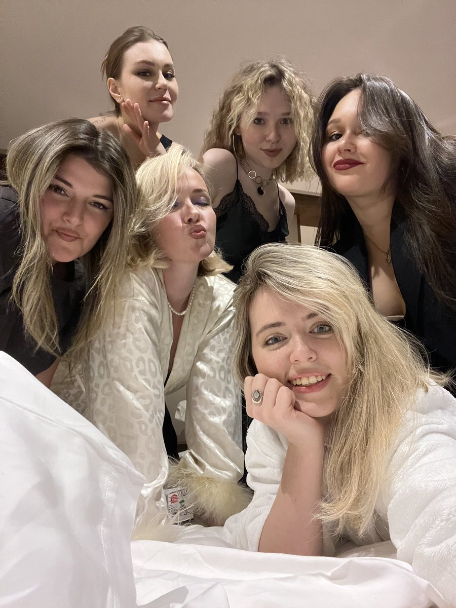 SamoylenkoLera's tweet photo. Представьте: звонишь соседке по даче по видеосвязи впервые за пару лет и она включает фейстайм а там они🌟🌟🌟🌟🌟🌟

(А моему соседу и представлять не надо) https://t.co/1O3RtxZ2WL