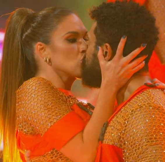 CalineSantosmi0's tweet photo. O GRANDE PONTINHO DE SURTO DE UMA APRESENTAÇÃO

TALITHA MORETE UMA MULHER DE MUITA SORTE ❤❤❤

#Domingão #dançadosfamosos #Amaurylorenzo #Talitha https://t.co/m3NgDi4aHk