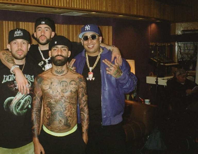 ESTA FOTO ES JODIDAMENTE HISTÓRICA

Bad Bunny, De La Ghetto, Ñengo, Arcángel &amp; detrás de todo Tainy. 🐐🐐🐐🐐