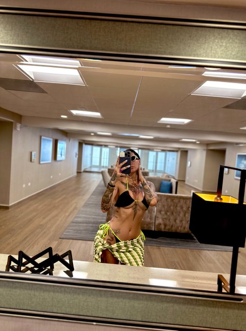 Just wanted to show my tan 🥵 https://t.co/MPOGCTnBdN<a href="/tag/mvsales"class="tags"><span>#mvsales</span></a>