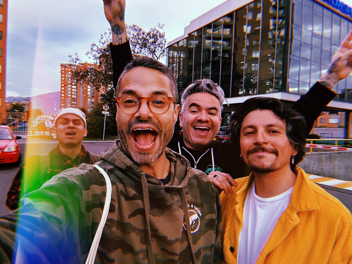 Diamantelectric's tweet photo. Llegamos a Buenos Aires por primera vez con casa llena este miércoles. Qué emoción salir mañana de gira y vernos en Baires, Santiago, CDMX, Xalapa, Puebla y Guadalajara en los próximos días. El Diamante en la puta casa. https://t.co/QmIIuZJqXA