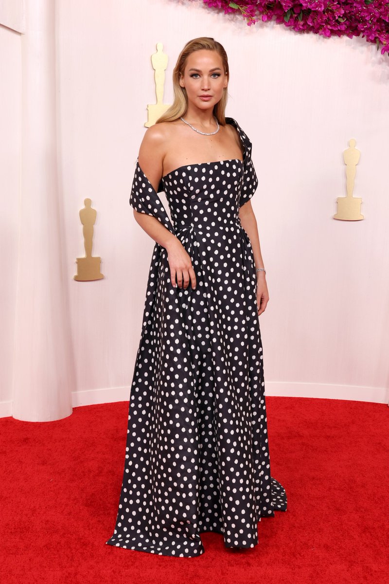 voguemagazine's tweet photo. #JenniferLawrence’s @Dior couture #Oscars dress took 1,500 hours to make. See all of the details here: https://t.co/0xhe5JttGP https://t.co/Fv11ZYVRbk