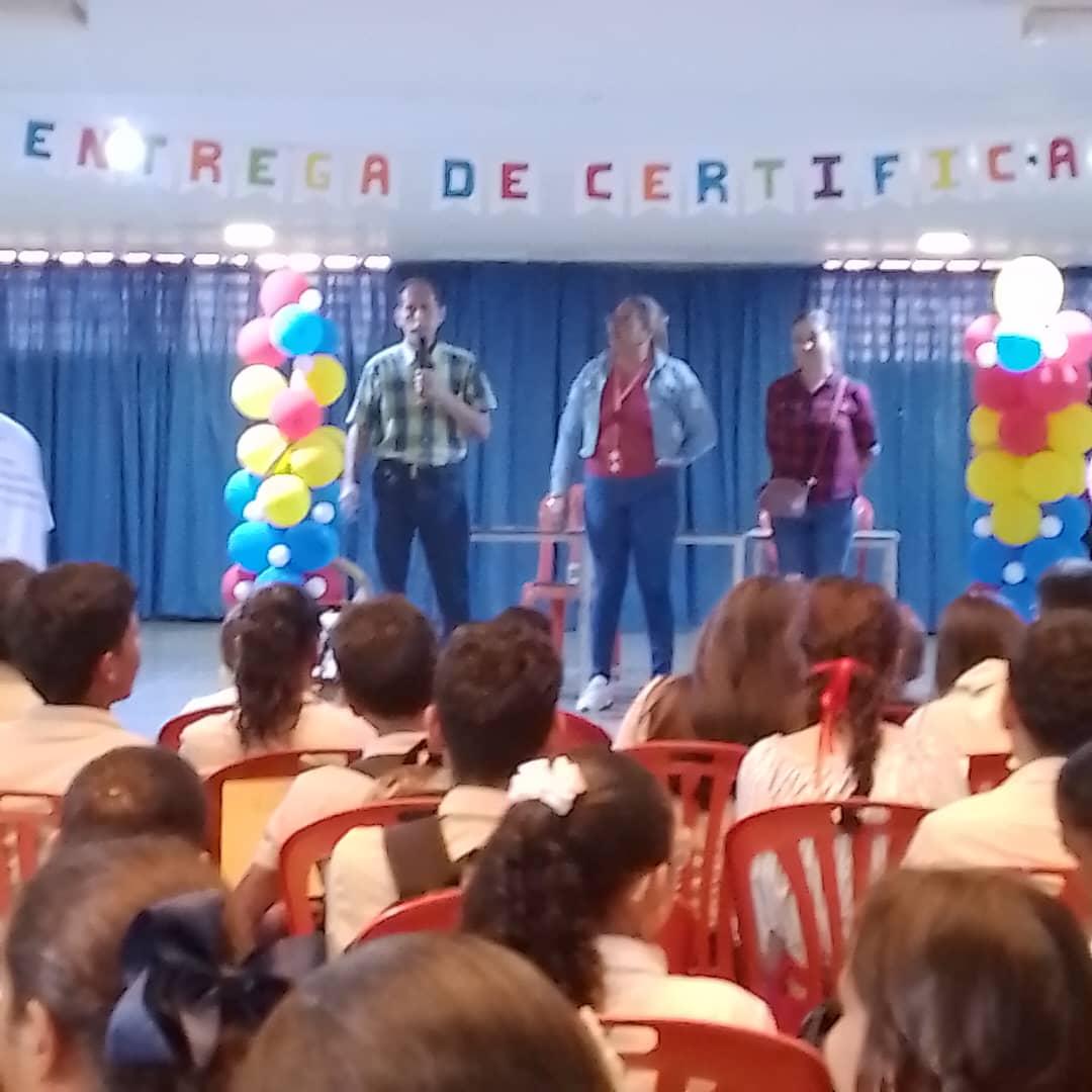 FUNDABITMIRAND's tweet photo. La Dirección de Educación y el CBIT  LUIS B. PRIETO F.  entrego Certificados a los Estudiantes y Comunidad que participaron en los talleres de  programa  Alfabetización tecnológica en el  municipio plaza @rosabecerra3 @HectoRodriguez @Fundabit_ @_LaAvanzadora @MPPEDUCACION https://t.co/uqyoswXnTt