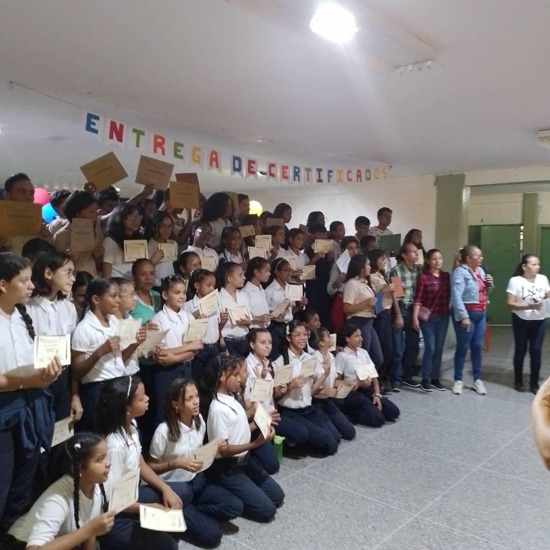 FUNDABITMIRAND's tweet photo. La Dirección de Educación y el CBIT  LUIS B. PRIETO F.  entrego Certificados a los Estudiantes y Comunidad que participaron en los talleres de  programa  Alfabetización tecnológica en el  municipio plaza @rosabecerra3 @HectoRodriguez @Fundabit_ @_LaAvanzadora @MPPEDUCACION https://t.co/uqyoswXnTt