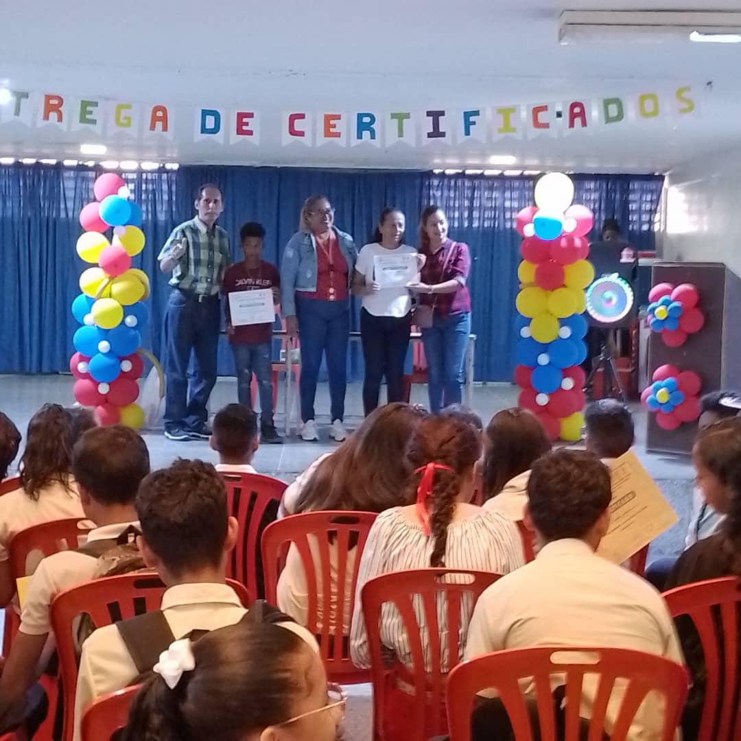 FUNDABITMIRAND's tweet photo. La Dirección de Educación y el CBIT  LUIS B. PRIETO F.  entrego Certificados a los Estudiantes y Comunidad que participaron en los talleres de  programa  Alfabetización tecnológica en el  municipio plaza @rosabecerra3 @HectoRodriguez @Fundabit_ @_LaAvanzadora @MPPEDUCACION https://t.co/uqyoswXnTt