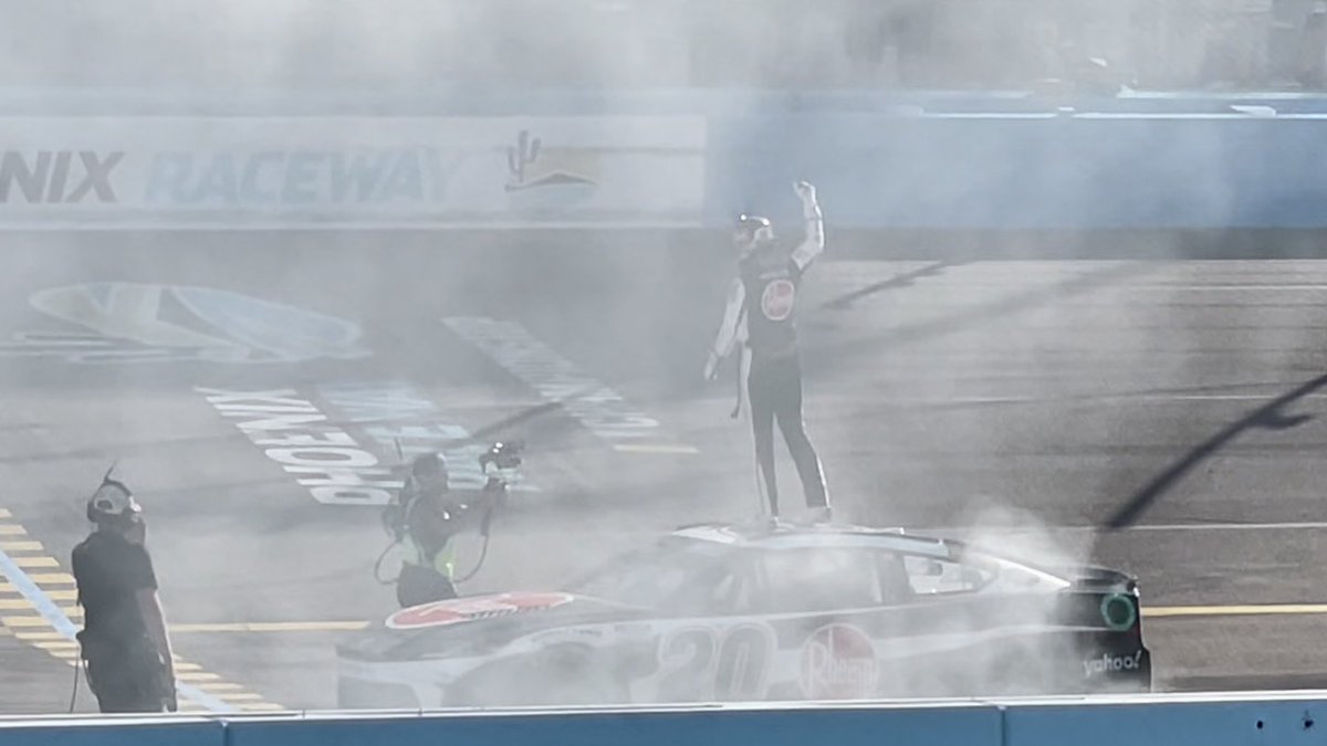 🔥 SMOKE SHOW 🔥 @CBellRacing burns it down with win in the #ShrinersChildrens500 at @phoenixraceway #NASCAR
