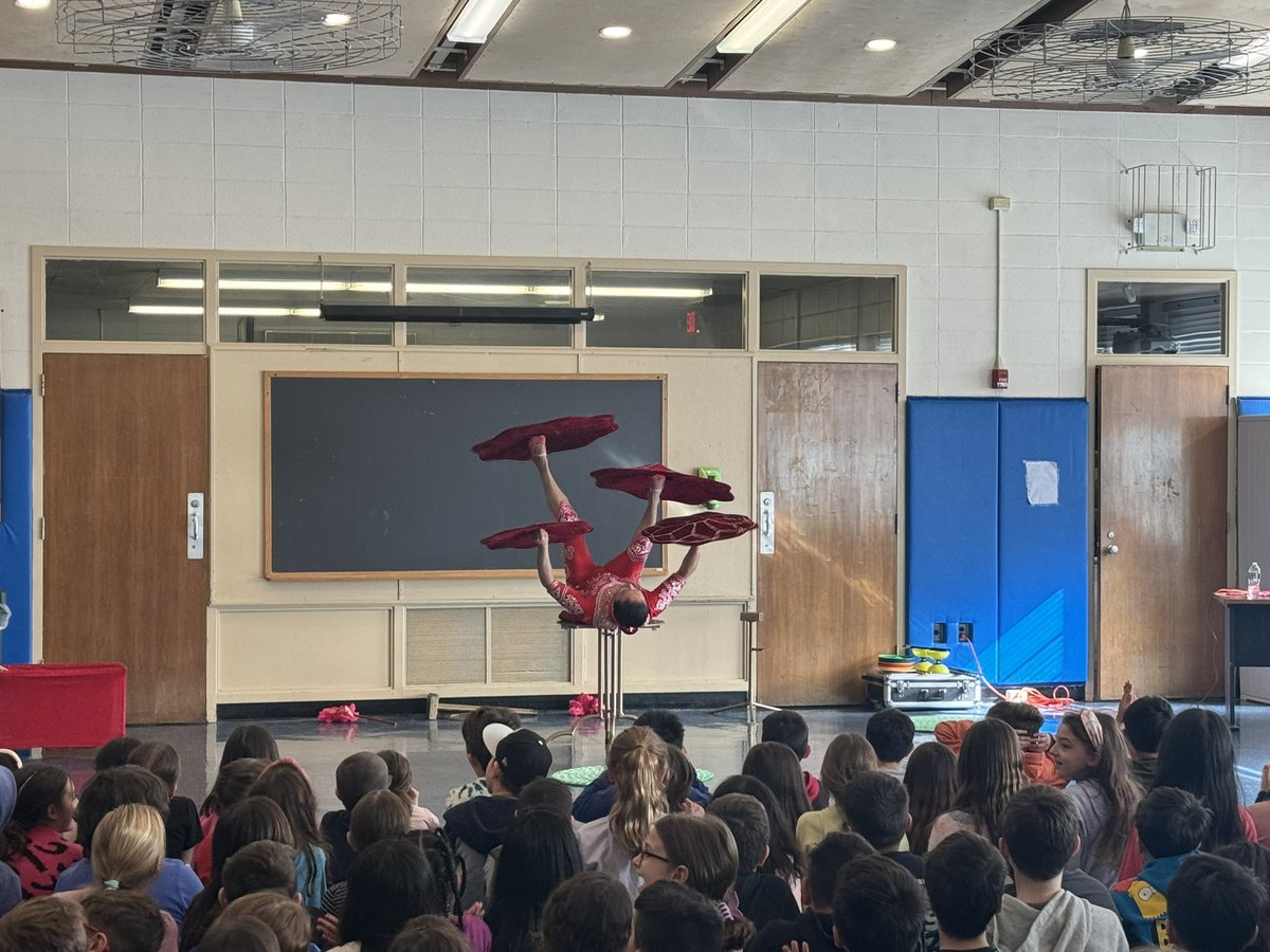 greenvale_ap's tweet photo. Chinese acrobat performance https://t.co/F7OjbnXuBY