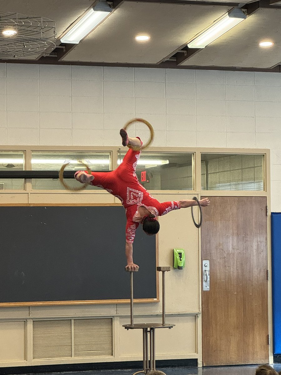 greenvale_ap's tweet photo. Chinese acrobat performance https://t.co/F7OjbnXuBY