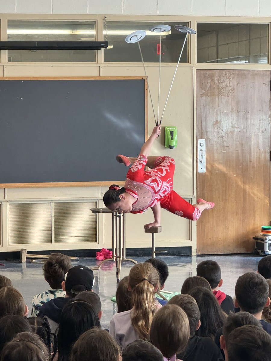 greenvale_ap's tweet photo. Chinese acrobat performance https://t.co/F7OjbnXuBY
