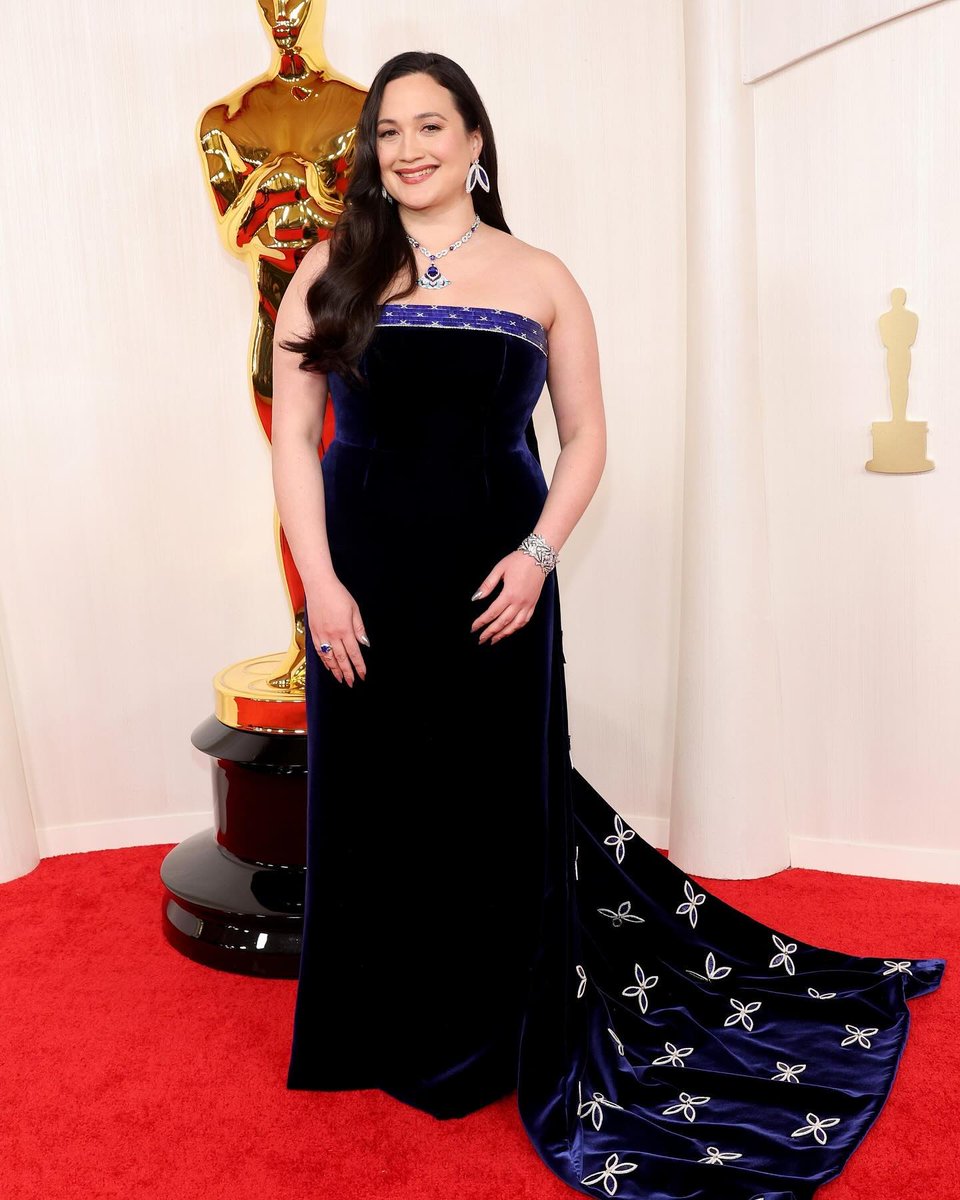 voguemagazine's tweet photo. It was only natural that #LilyGladstone’s red carpet look for the #Oscars tonight paid tribute to her Indigenous community. Her custom collaboration look is designed by @Gucci's creative director Sabato De Sarno and Indigenous artist Joe Big Mountain. https://t.co/Rv3IHjR9P0 https://t.co/7VHmFDEDK7