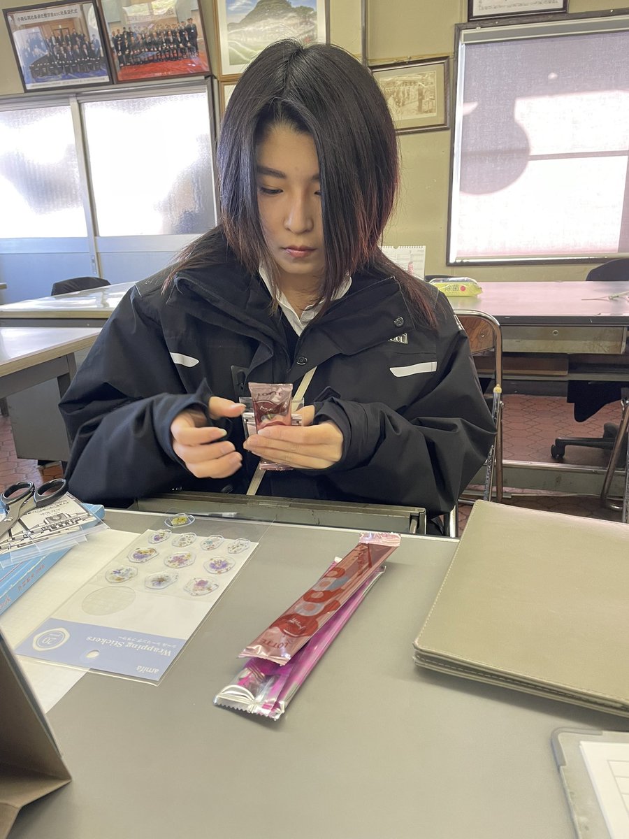 ill_ms_buzen's tweet photo. 皆様、おはようございます☀
今日は毎月恒例、「アイルの日」です！教習開始前にポッキー配布します。
ぜひ受け取ってくださいね
大丸指導員も準備中… https://t.co/Xg0ukn09WD