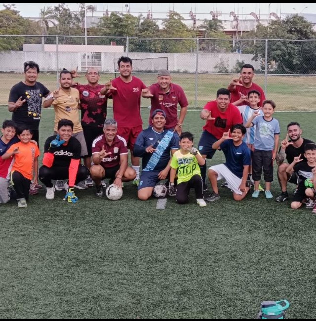 Carlos67644633's tweet photo. Union 42 una tarde de fútbol  agradable en ciudad del Carmen siempre fomentando la política de nuestro líder unidad y trabajo  @lgps03101 https://t.co/ovyQ7IULk2