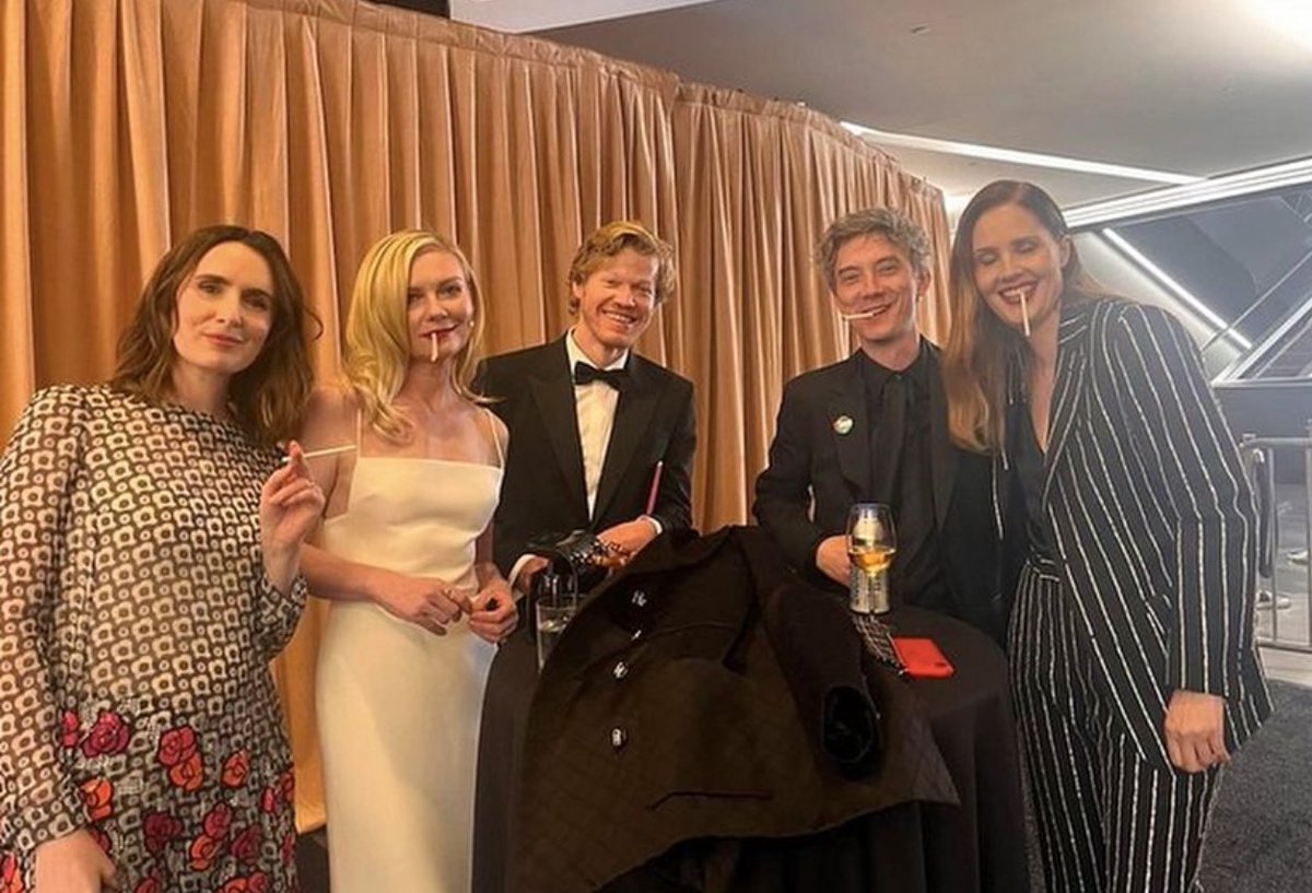 JarettSays's tweet image. Framing this photo of Kirsten Dunst and Jesse Plemmons in the #Oscars smoking section with Justine Treit, Swann Arlaud, and Sophie Mas