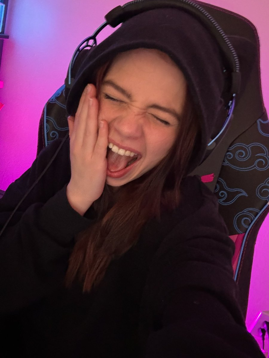 TaraMaree_plays's tweet photo. me rn because I’m going #live for like the first time in 6 months AND season 2 of @Derp_and_Chill has begun!!! I’m so freaking excited so come say hi 😆 https://t.co/jD2Dcaq20h 💛💜

 #minecraft #minecraftstreamer #bedrock #minecraftrealm #minecraftbedrock #Minecraftbuilds https://t.co/cff0x58vYp