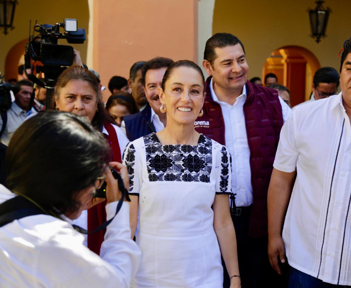 polodelara's tweet photo. Fuerte espaldarazo de la candidata  @Claudiashein a nuestro candidato a GOBERNADOR @armentapuebla_ quién destacó la viabilidad de su candidatura ,su victoria señaló ,no solo se basara en las encuestas ,sino en la solida aprobación que ha ganado ante la población @MorenaSi_Puebla https://t.co/bgKOAfAZjQ