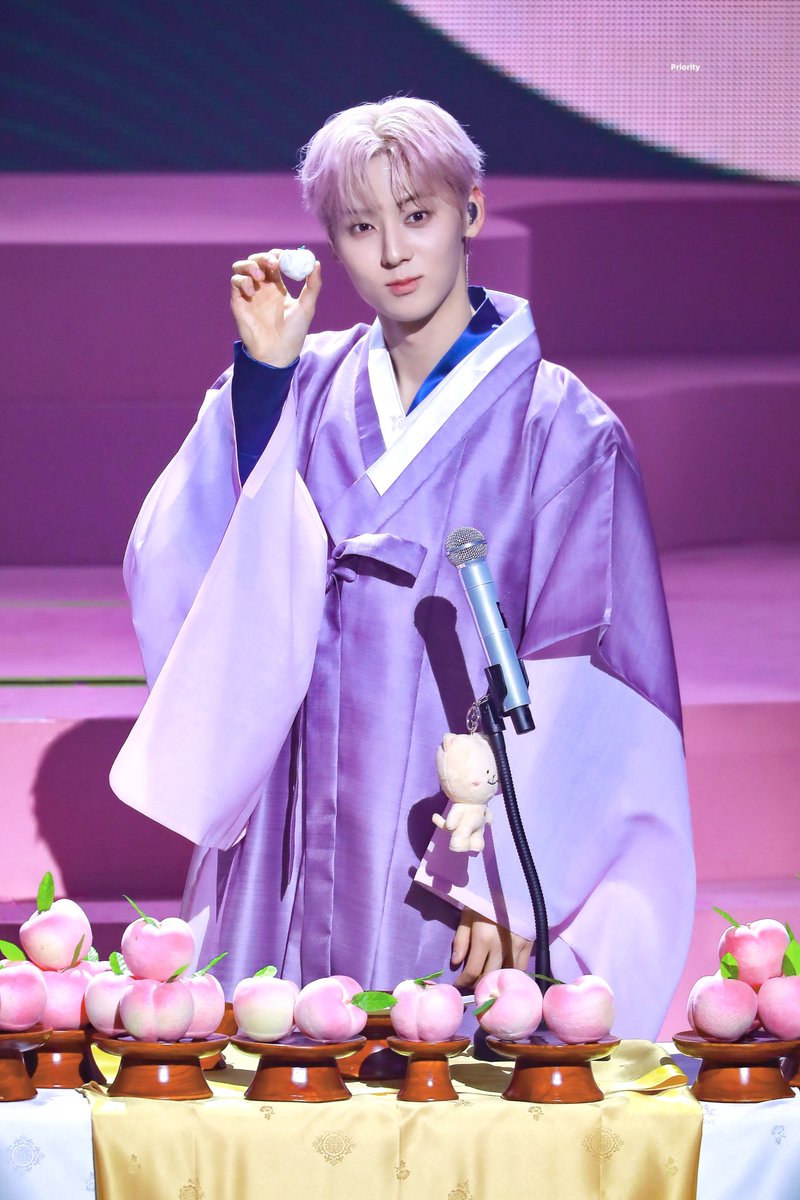 Priority89's tweet image. 240310 인간 복숭아🍑

#황민현 #HWANGMINHYUN 
#민현 #MINHYUN #도원결의