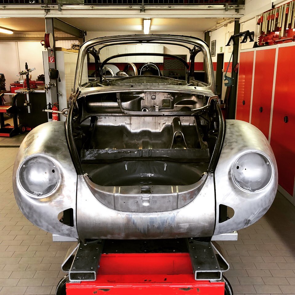 Celettegroup's tweet photo. Restoring a 1979 VW Beetle Convertible to its original condition requires specific tools and equipment, such as a #Celette #framemachine and dedicated jigs.
#celettebench #vwoldtimer #vw #volkswagen #bug #aircooled #vwbeetle #classiccar #vwbug #vwlove #vwlife #ClassicVWBeetle https://t.co/KJ4zEiep58