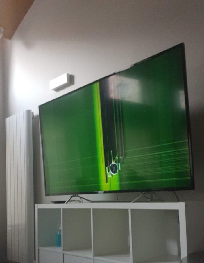 micha6lclifford's tweet photo. Hoy rompí la televisión frente a más de 30 invitados en el cumpleaños de mi esposa por culpa de los Oscar. Mi esposa, llorando, agarró a mis hijas y me dijo que se iban de casa. La sociedad de la nieve no ganando los Oscar me acaba de arruinar la vida con sus premios de mierda. https://t.co/Jk3x58rtlA