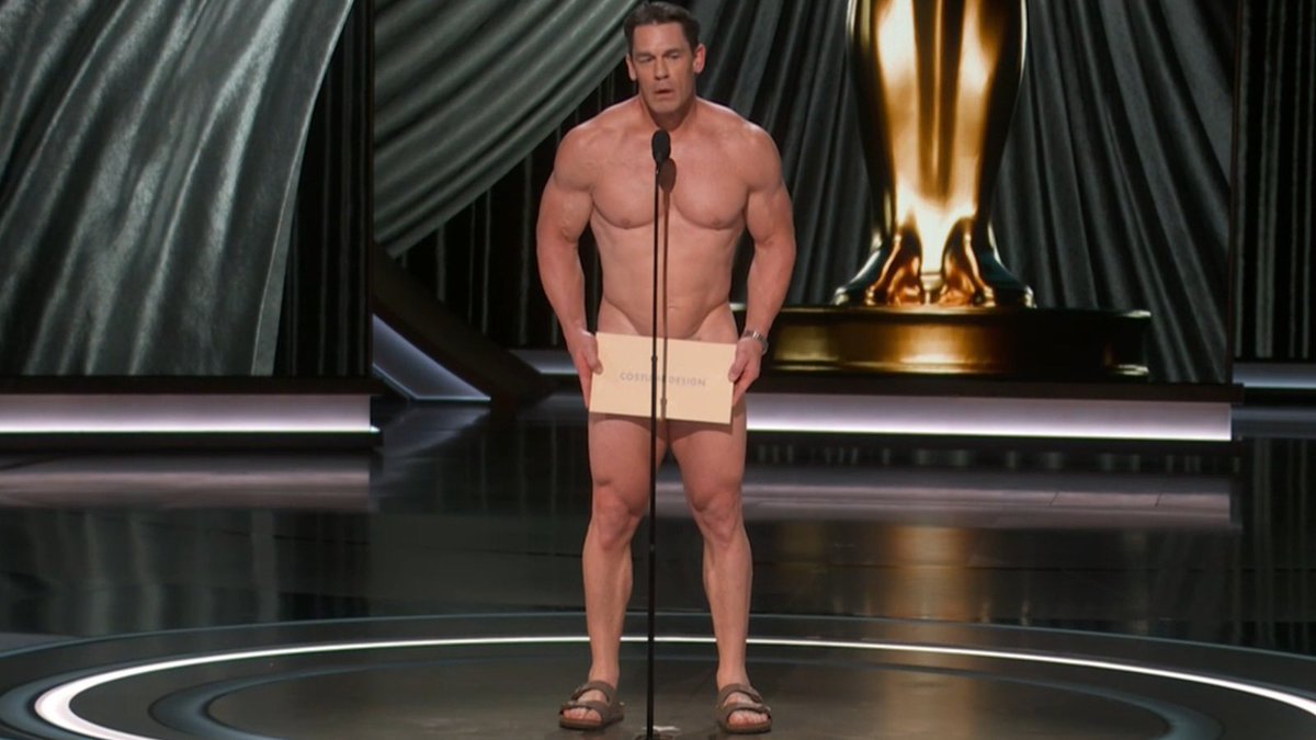 RX997's tweet photo. John Cena entregando el premio al Mejor Diseño de Vestuario en los Oscars https://t.co/LAIU3cNpIn