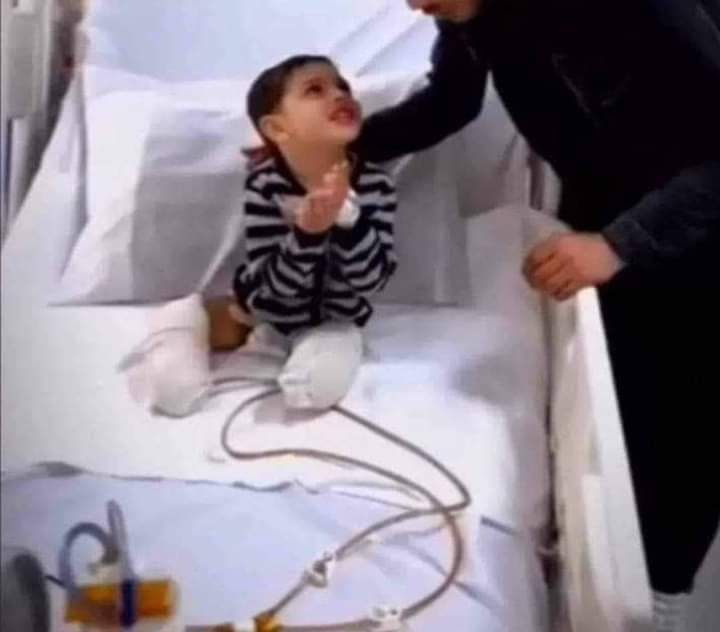 کاکا  زما پښې به بیرته را شنې شي؟
فلسطینی ماشوم😥
نور څه وس خو مو نه کیږی تل دعا ورته کوئ😭 یا خدایه ددی ماشوم پوښتنه مه راڅخه کوه موږ دی سوال ته عاجز یو😭😭 ملګرو په دی مبارکی میاشتی کی  د فلسطین اولس په دعاګانو کی هیر نکی🤲🏻🤲🏻😭😭💔