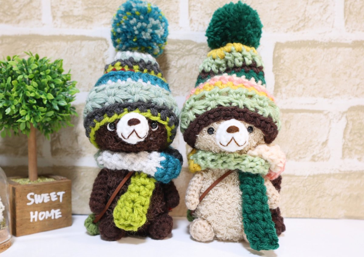 mutti0320's tweet photo. #ふわもふ展&amp; #ミニチュアこもの展 出展作品⑥
ポンポン付のニット帽と揃いのマフラーを着込み冬支度はバッチリなもこクマさん
バッグの中にはオヤツのリンゴが入ってます🍎🍎

3/20(水)-24(日)10時-17時
Dons札幌市白石区本郷通9丁目北4-23
地下鉄南郷7丁目駅3番出口最寄
#GLOOM #くま #冬支度 #Dons https://t.co/EtijuTCcgG
