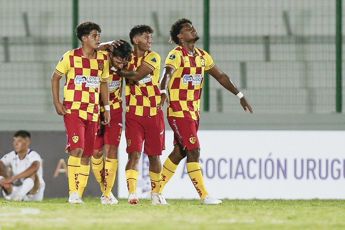 LibertadoresU20's tweet photo. 🐉 🎶 No pienses nada, sólo escucha. Sueños hay en tu corazón.

🤩🏆 Teletransportación a las semifinales de la CONMEBOL #LibertadoresSub20. https://t.co/EdJKopKK8T