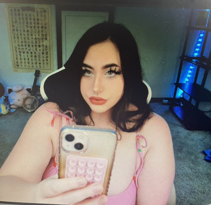 I 🩷 being a cam girly and I&rsquo;m LIVE now ✨✨ https://t.co/kWgt86G6LL