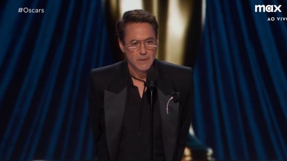 luscas's tweet photo. Robert Downey Jr levou seu primeiro Oscar da carreira https://t.co/mlDgHH0aJV