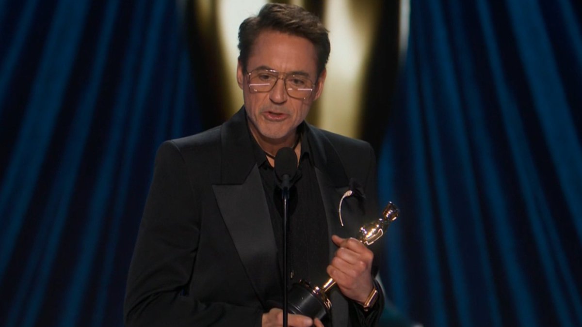 DiscussingFilm's tweet image. “I’d like to thank my terrible childhood, and the Academy, in that order. I’d like to thank my veterinarian, I meant, wife, Susan Downey. She found me a snarling rescue pet, and loved me back to life.”

- Robert Downey Jr accepting his first #Oscar