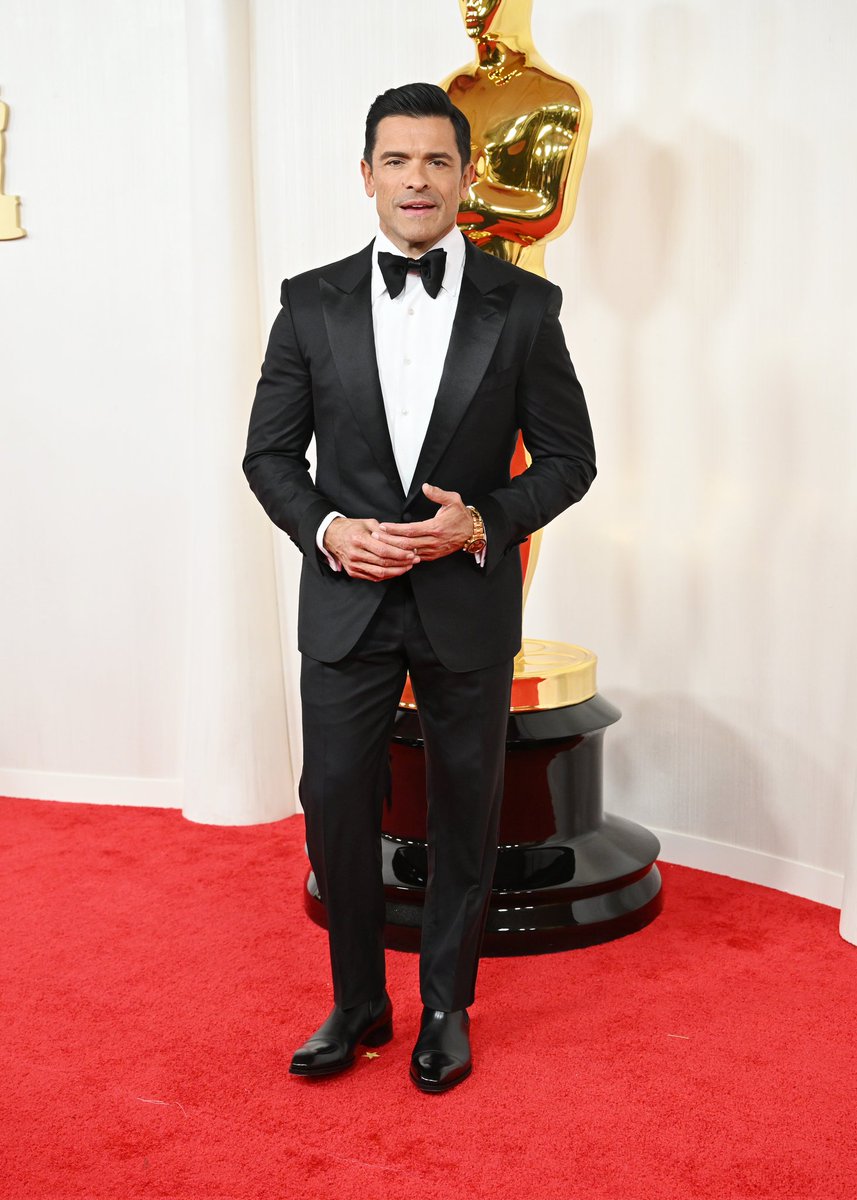 .@MarkConsuelos hosting “Live with Kelly & Mark” Oscars show from the red carpet @TheAcademy. #RandCPMK #RandCPMKTalent #MarkConsuelos #Oscars